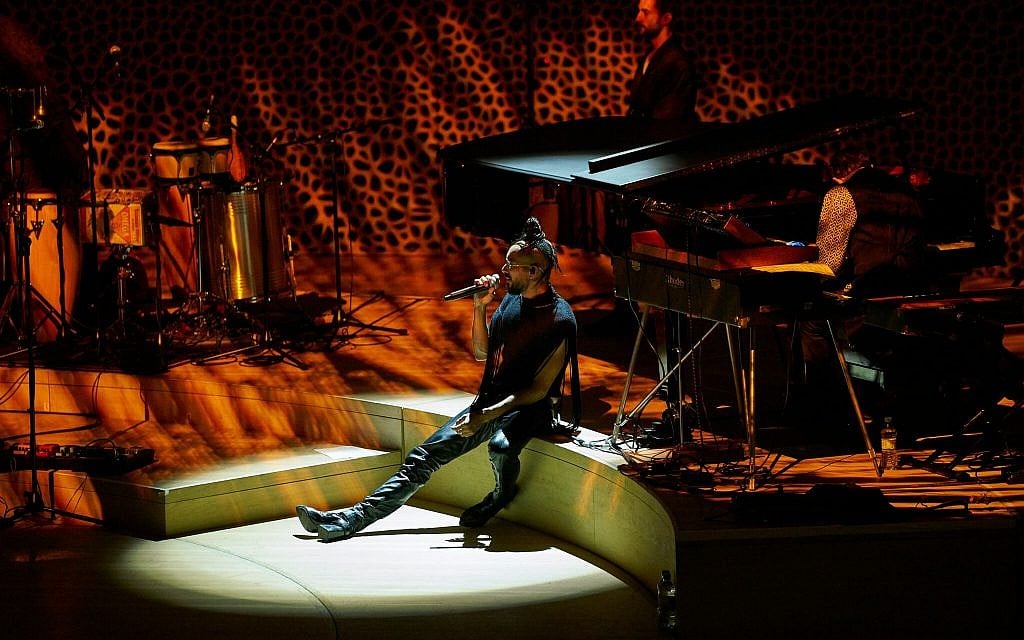 Yemen Blues founder Ravid Kahalani sings onstage. (Courtesy)