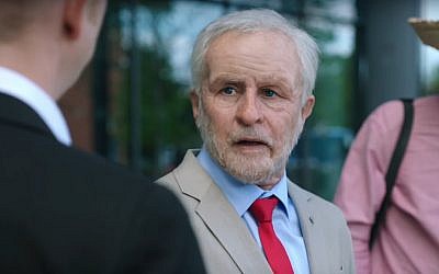 British comedian Tracey Ullman portrays Labour leader Jeremy Corbyn in a sketch (YouTube screenshot)