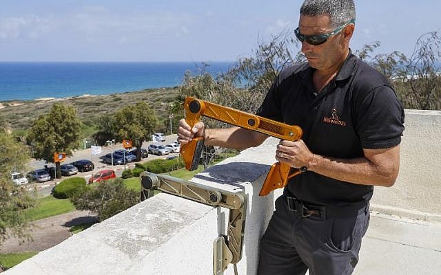 Idan Peretz, a former member of the Israeli army special forces and co-founder of the tactical solutions start-up Highnovate, holds up his "Roof Access Fast Anchor" (RAFA) tool during a demonstration at the Wingate Institute near Netanya in central Israel on June 11, 2018 (AFP PHOTO / JACK GUEZ) Idan Peretz, a former member of the Israeli army special forces and co-founder of the tactical solutions start-up Highnovate, holds up his "Roof Access Fast Anchor" (RAFA) tool during a demonstration at the Wingate Institute near Netanya in central Israel on June 11, 2018 (AFP PHOTO / JACK GUEZ)