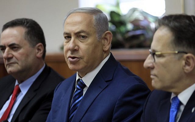 Prime Minister Benjamin Netanyahu (C) chairs the weekly cabinet meeting in his Jerusalem office on July 1, 2018, flanked by Cabinet Secretary Tzachi Braverman (R) and Intelligence and Transportation Minister Israel Katz (L) (AFP PHOTO / POOL / Tsafrir Abayov) Prime Minister Benjamin Netanyahu (C) chairs the weekly cabinet meeting in his Jerusalem office on July 1, 2018, flanked by Cabinet Secretary Tzachi Braverman (R) and Intelligence and Transportation Minister Israel Katz (L) (AFP PHOTO / POOL / Tsafrir Abayov)
