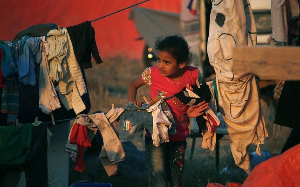 A displaced Syrian child from the Daraa province fleeing shelling by pro-government forces waits in a makeshift camp to cross the Jordanian border, near the town of Nasib, southern Syria, on July 1, 2018. (AFP PHOTO / Mohamad ABAZEED)
