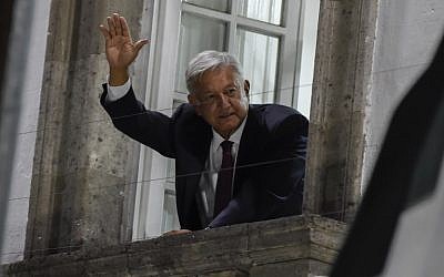 Newly elected Mexico's President Andres Manuel Lopez Obrador, running for "Juntos haremos historia" party, waves to his supporters after winning general elections, in Mexico City, on July 1, 2018. (AFP PHOTO / ALFREDO ESTRELLA)