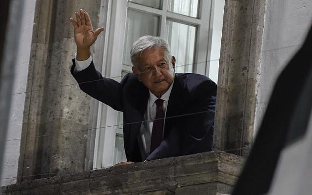 Newly elected Mexico's President Andres Manuel Lopez Obrador, running for "Juntos haremos historia" party, waves to his supporters after winning general elections, in Mexico City, on July 1, 2018. (AFP PHOTO / ALFREDO ESTRELLA) Newly elected Mexico's President Andres Manuel Lopez Obrador, running for "Juntos haremos historia" party, waves to his supporters after winning general elections, in Mexico City, on July 1, 2018. (AFP PHOTO / ALFREDO ESTRELLA)
