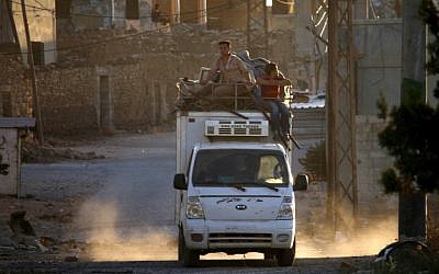 Syrian return to their homes in towns and villages situated on the eastern outskirts of Daraa on June 6, 2018. (AFP PHOTO / Mohamad ABAZEED)