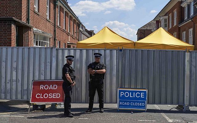 Police officers stand guard near barriers across Rollestone Street, outside the John Baker House Sanctuary Supported Living in Salisbury, southern England, on July 8, 2018. (AFP Photo/Niklas Halle'n) Police officers stand guard near barriers across Rollestone Street, outside the John Baker House Sanctuary Supported Living in Salisbury, southern England, on July 8, 2018. (AFP Photo/Niklas Halle'n)