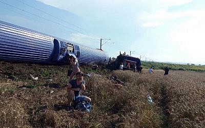 Survivors of a train derailment in Corlu, in the Turkish province of Tekirdag, on July 8, 2018, that killed at least 10 and left some 73 injured. (AFP Photo/DHA)