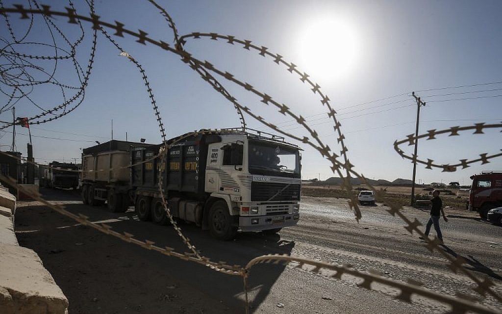 Security forces loyal to the Palestinian Authority stand at the gate of the Kerem Shalom crossing, the main passage point for goods entering the Gaza Strip from Israel, in the southern Gaza town of Rafah, on July 9, 2018. (AFP Photo/Said Khatib) Security forces loyal to the Palestinian Authority stand at the gate of the Kerem Shalom crossing, the main passage point for goods entering the Gaza Strip from Israel, in the southern Gaza town of Rafah, on July 9, 2018. (AFP Photo/Said Khatib)