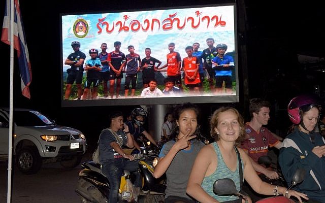 Motorists pass a billboard with a photograph showing members of the Thai children's football team "Wild Boar" and their coach with a message "welcome home brothers" displayed in Chiang Rai as the boys and their coach were all rescued in the Tham Luang cave in Khun Nam Nang Non Forest Park in the Mae Sai district on July 10, 2018. (AFP PHOTO / TANG CHHIN Sothy) Motorists pass a billboard with a photograph showing members of the Thai children's football team "Wild Boar" and their coach with a message "welcome home brothers" displayed in Chiang Rai as the boys and their coach were all rescued in the Tham Luang cave in Khun Nam Nang Non Forest Park in the Mae Sai district on July 10, 2018. (AFP PHOTO / TANG CHHIN Sothy)
