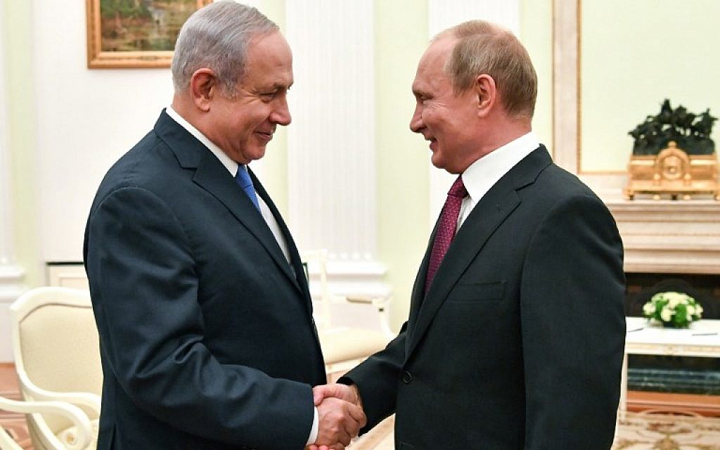 Russian President Vladimir Putin (R) shakes hands with Israeli Prime Minister Benjamin Netanyahu during their meeting at the Kremlin in Moscow on July 11, 2018. (AFP/Pool/Yuri Kadobnov)