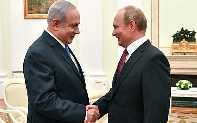 Russian President Vladimir Putin (R) shakes hands with Israeli Prime Minister Benjamin Netanyahu during their meeting at the Kremlin in Moscow on July 11, 2018. (AFP/Pool/Yuri Kadobnov)