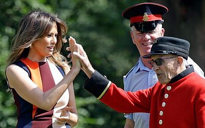 US First Lady Melania Trump (L) high-fives a British military veteran during a game of bowls during a visit to the Royal Chelsea Hospital in London on July 13, 2018. (AFP Photo/Pool/Luca Bruno)