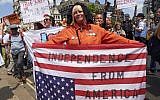 Protesters against the UK visit of US President Donald Trump hold up flags and placards as they take part in a march and rally in London on July 13, 2018. (AFP PHOTO / Niklas HALLE'N)