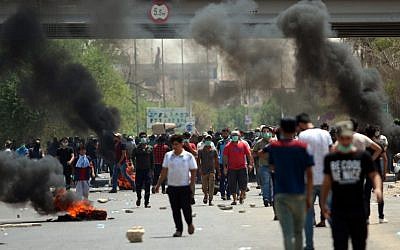 Protesters burn tires during a demonstration against unemployment and a lack of basic services, in the southern Iraqi city of Basra on July 15, 2018. (AFP PHOTO / Haidar MOHAMMED ALI)
