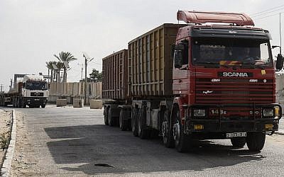 Trucks are seen at the gate of the Kerem Shalom crossing, the main passage point for goods entering Gaza, in the southern Gaza Strip town of Rafah, on July 17, 2018. (AFP PHOTO / SAID KHATIB)