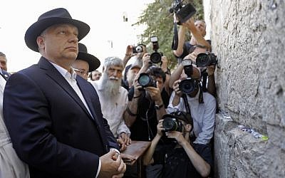Hungarian Prime Minister Viktor Orban visits the Western Wall in Jerusalem's Old City on July 20, 2018. (AFP PHOTO / MENAHEM KAHANA)