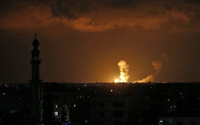A picture taken on July 20, 2018 shows explosions from Israeli bombardment in Khan Yunis in the southern Gaza Strip.
(AFP / SAID KHATIB) A picture taken on July 20, 2018 shows explosions from Israeli bombardment in Khan Yunis in the southern Gaza Strip.
(AFP / SAID KHATIB)