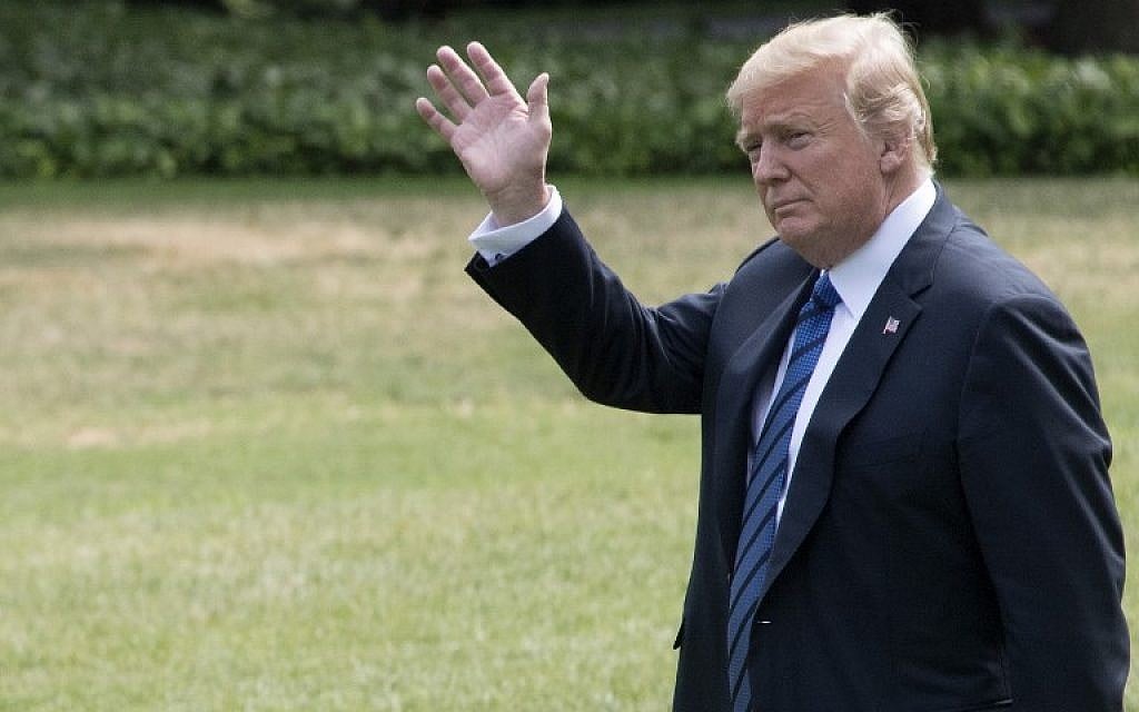 US President Donald Trump waves as he departs the White House in Washington, DC, on July 20, 2018.
Trump will be spending the weekend at the Trump National Golf Club in Bedminster, New Jersey.   / AFP PHOTO / JIM WATSON