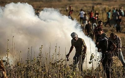 Palestinians take part in clashes with Israeli troops along the border fence between Israel and the Gaza Strip, east of Gaza City on July 27, 2018. (AFP Photo/Mahmud Hams)