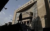 Illustrative: Egyptian security officers guard a courthouse  in Cairo, Egypt, November 8, 2017. (AP Photo/Nariman El-Mofty)