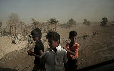 Homeless children stand on the road from Khoukha to Taiz in Yemen, February 12, 2018. (Nariman El-Mofty/AP)