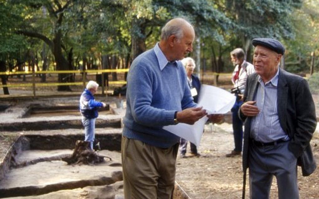 In this photo taken in November 1991 and provided by First Colony Foundation, Ivor Noel Hume. left, speaks with J.C. 'Pinky' Harrington, known as the father of American archaeology, during a dig at the Fort Raleigh Historic Site, near Manteo, North Carolina (Nick Luccketti/First Colony Foundation via AP) In this photo taken in November 1991 and provided by First Colony Foundation, Ivor Noel Hume. left, speaks with J.C. 'Pinky' Harrington, known as the father of American archaeology, during a dig at the Fort Raleigh Historic Site, near Manteo, North Carolina (Nick Luccketti/First Colony Foundation via AP)