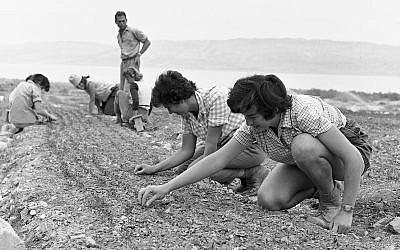 Kids at a trip to Ein Gedi and Masada, early 1950s. (Efraim Ilani)