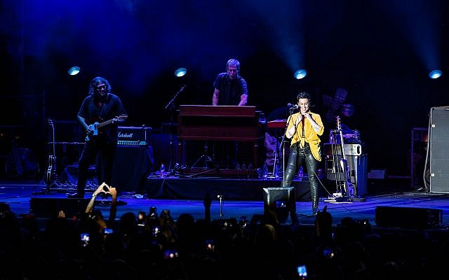 With newly shorn hair, Alanis Morissette performed in front of a sold-out crowd of 15,000 on July 30, 2018 (Courtesy Shlomo Pinto)