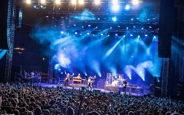 Alanis Morissette catered to her fans with a show focused on her 1990s hits from her hit album, 'Jagged Little Pill' (Courtesy Shlomo Pinto)