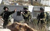 Illustrative: IDF soldiers near the entrance to the West Bank settlement of Beit El, October 24, 2014. (STR/Flash90)