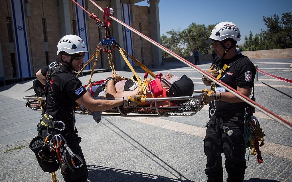 First responders participate in an emergency drill simulating an earthquake at the Knesset, in Jerusalem, on June 13, 2017. (Hadas Parush/Flash90)