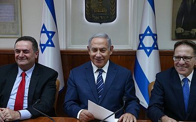 Prime Minister Benjamin Netanyahu (center) at the weekly government conference at the Prime Minister's Office in Jerusalem on July 1, 2018. (Ohad Zwigenberg/POOL)