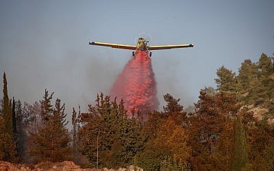 Planes work to put out a forest fire in Beit Meir outside Jerusalem, July 5, 2018 (Flash90)