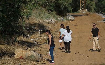 Volunteers searching for Ofira Chaim in the Ilanot forest in the Sharon region on July 8, 2018. (Meir Vaknin/FLASH90)