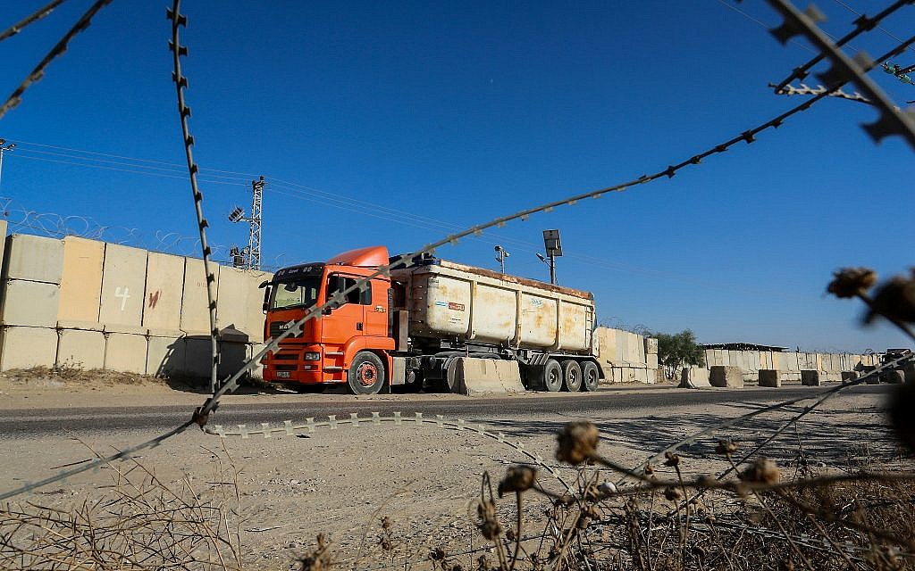 Palestinian trucks seen at the Kerem Shalom crossing, the main passage point for goods entering Gaza from Israel, July 9, 2018 (Abed Rahim Khatib/Flash90)