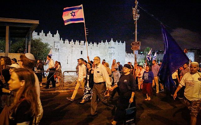 Israeli nationalists hold a march around the walls of Jerusalem's Old City to mark Tish B'Av, July 21, 2018. (Gershon Elinson/Flash90)