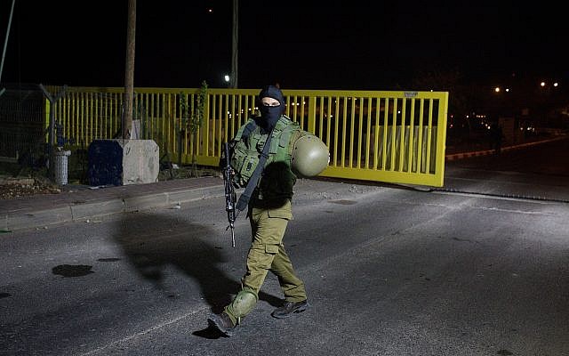 Israeli security forces at the scene of a stabbing attack in the West Bank settlement of Adam, July 26, 2018 (Hadas Parush/Flash90) Israeli security forces at the scene of a stabbing attack in the West Bank settlement of Adam, July 26, 2018 (Hadas Parush/Flash90)