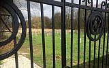 The entrance to the Zeeburg Jewish cemetery in Amsterdam, the Netherlands, on April 5, 2018. (CC-BY-SA-4.0 Klaas `Z4us` van B. V/Wikipedia)