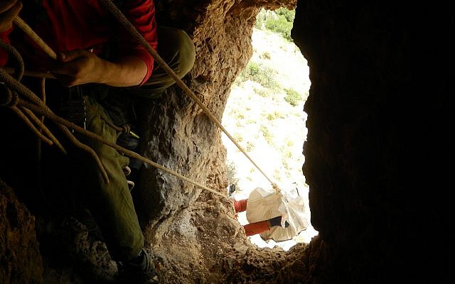Lowering the finds from the cliff cave on the Lebanon border on June 29, 2018. Yinon Shivtiel)