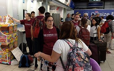 Na'amod activists confront Birthright participants at Luton Airport on July 15, 2018. (Na'amod via UK Jewish News)