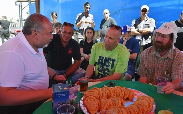 Defense Minister Avigdor Liberman visits Kibbutz Or HaNer near the Gaza Strip, July 27, 2018 (Ariel Hermoni/Defense Ministry) Defense Minister Avigdor Liberman visits Kibbutz Or HaNer near the Gaza Strip, July 27, 2018 (Ariel Hermoni/Defense Ministry)