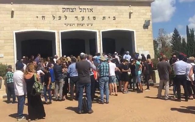 Hundreds of people attend the funeral of 13-year-old Eylon Shalev-Amsalem, who was killed by a suspected drunk driver on July 27, 2018. (Screen capture: Kan News) Hundreds of people attend the funeral of 13-year-old Eylon Shalev-Amsalem, who was killed by a suspected drunk driver on July 27, 2018. (Screen capture: Kan News)