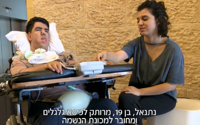 Netanel Cohen, left, at Ben Gurion Airport, July 15, 2018. (Hadashot screen capture) Netanel Cohen, left, at Ben Gurion Airport, July 15, 2018. (Hadashot screen capture)