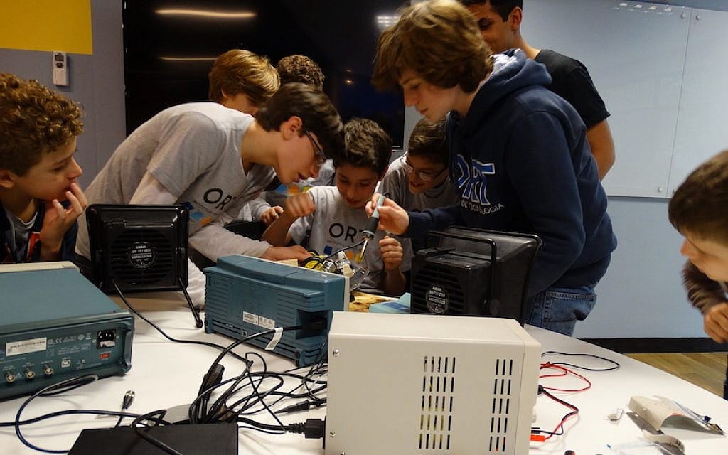 Students playing with technology at ORT, the smallest of Rio’s four Jewish day schools. (Courtesy of ORT/via JTA)