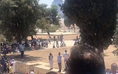 Muslim worshipers clash with police on the Temple Mount on July 27, 2018. (Screen capture: Ir Amim)