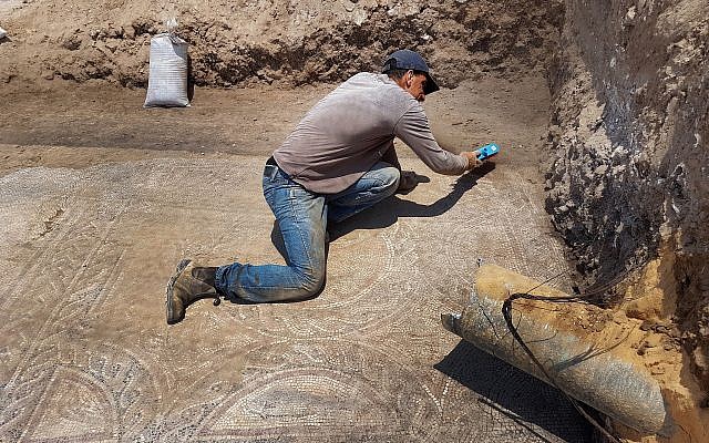 Uncovering the new Lod mosaic. (Amir Gorzalczany)