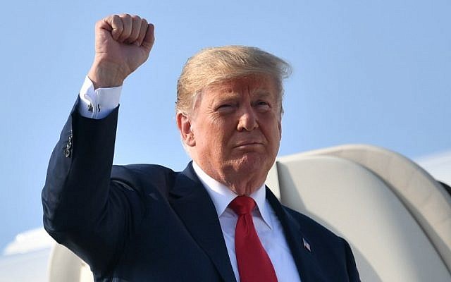 US President Donald Trump steps off Air Force One upon arrival at John Glenn Columbus International Airport in Columbus, Ohio, on August 4, 2018. (AFP PHOTO / MANDEL NGAN)