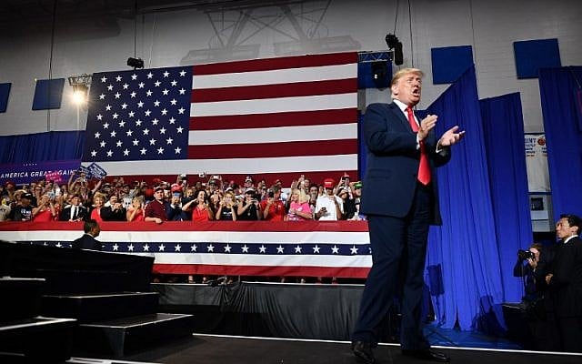 US President Donald Trump claps during a rally at Olentangy Orange High School in Lewis Center, Ohio, on August 4, 2018. (AFP/ MANDEL NGAN) US President Donald Trump claps during a rally at Olentangy Orange High School in Lewis Center, Ohio, on August 4, 2018. (AFP/ MANDEL NGAN)