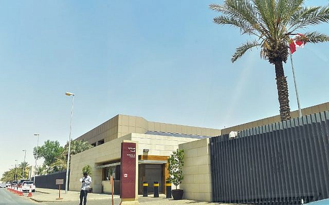 A man stands outside the Canadian Embassy in the Saudi capital Riyadh, on August 7, 2018, one day after Saudi Arabia said it was expelling the Canadian ambassador and recalling its envoy while freezing all new trade, in retaliation for Ottawa's vigorous calls for the release of jailed activists. (AFP/ Nasser al-Harbi) A man stands outside the Canadian Embassy in the Saudi capital Riyadh, on August 7, 2018, one day after Saudi Arabia said it was expelling the Canadian ambassador and recalling its envoy while freezing all new trade, in retaliation for Ottawa's vigorous calls for the release of jailed activists. (AFP/ Nasser al-Harbi)
