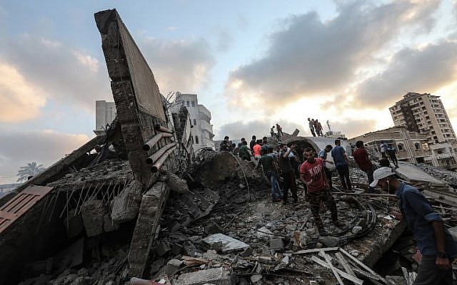 A picture taken on August 9, 2018 shows people inspecting the rubble of a cultural center following an Israeli air strike on Gaza City. (AFP PHOTO / MAHMUD HAMS) A picture taken on August 9, 2018 shows people inspecting the rubble of a cultural center following an Israeli air strike on Gaza City. (AFP PHOTO / MAHMUD HAMS)