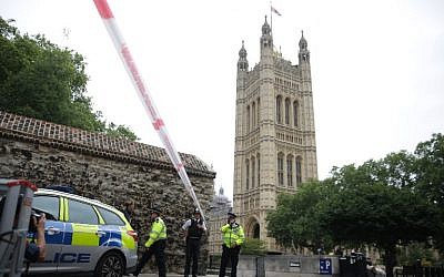 Police secure a cordon outside the Houses of Parliament following an incident where a car crashed into barriers on August 14, 2018. (AFP PHOTO / Daniel LEAL-OLIVAS)